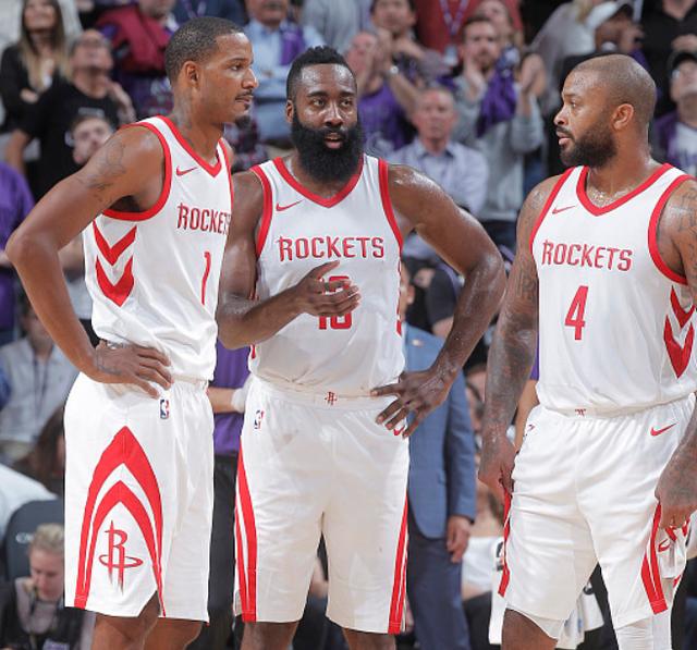 曼联后防连连犯错饱受批评（曼联防线失误不断，备受质疑）