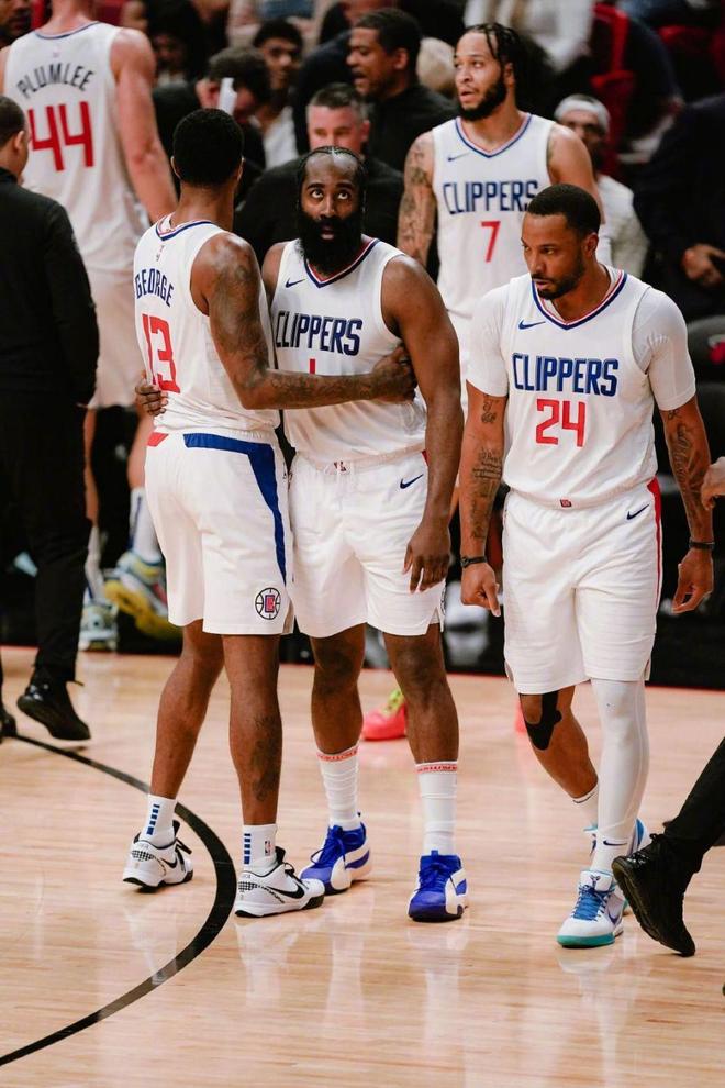 雄鹿击败篮网结束尴尬7连败&同时送篮网4连败（雄鹿力克篮网止住7连颓，同时送篮网遭遇4连败）